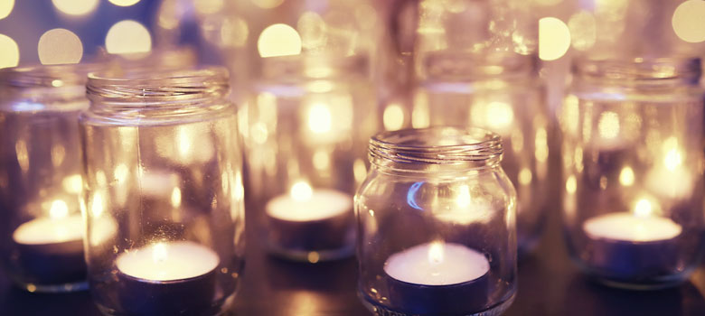 velas em copos como simbolismo da morte e da cremação